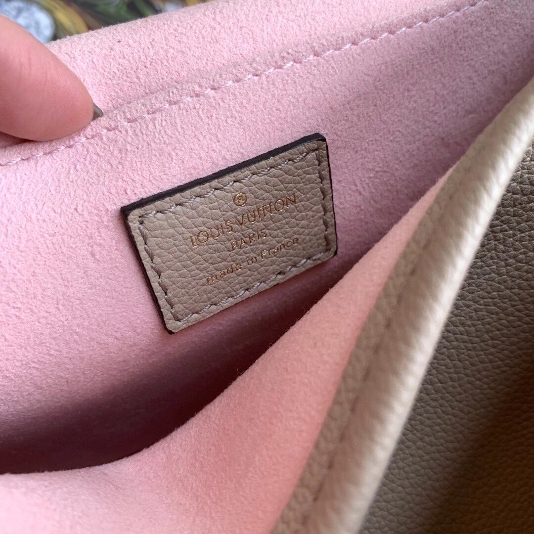 L0vis Vvtt0n 2020-21FW Shoulder Bags 002