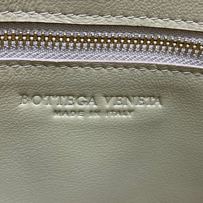 B0tt*ga Ven*ta Cassette Bag 26cm 001