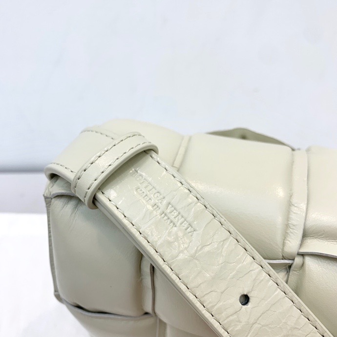 B0tt*ga Ven*ta Cassette Bag 26cm 002