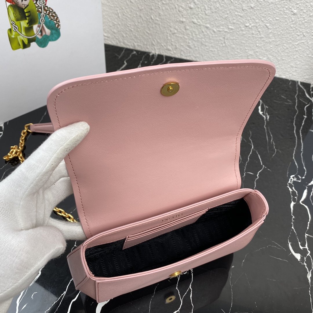 Pra*a Saffiano Chain Bag1BD275