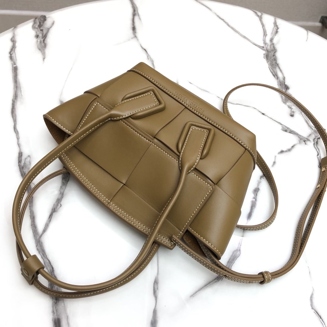 B0tt*ga Ven*ta Arco Bag 001