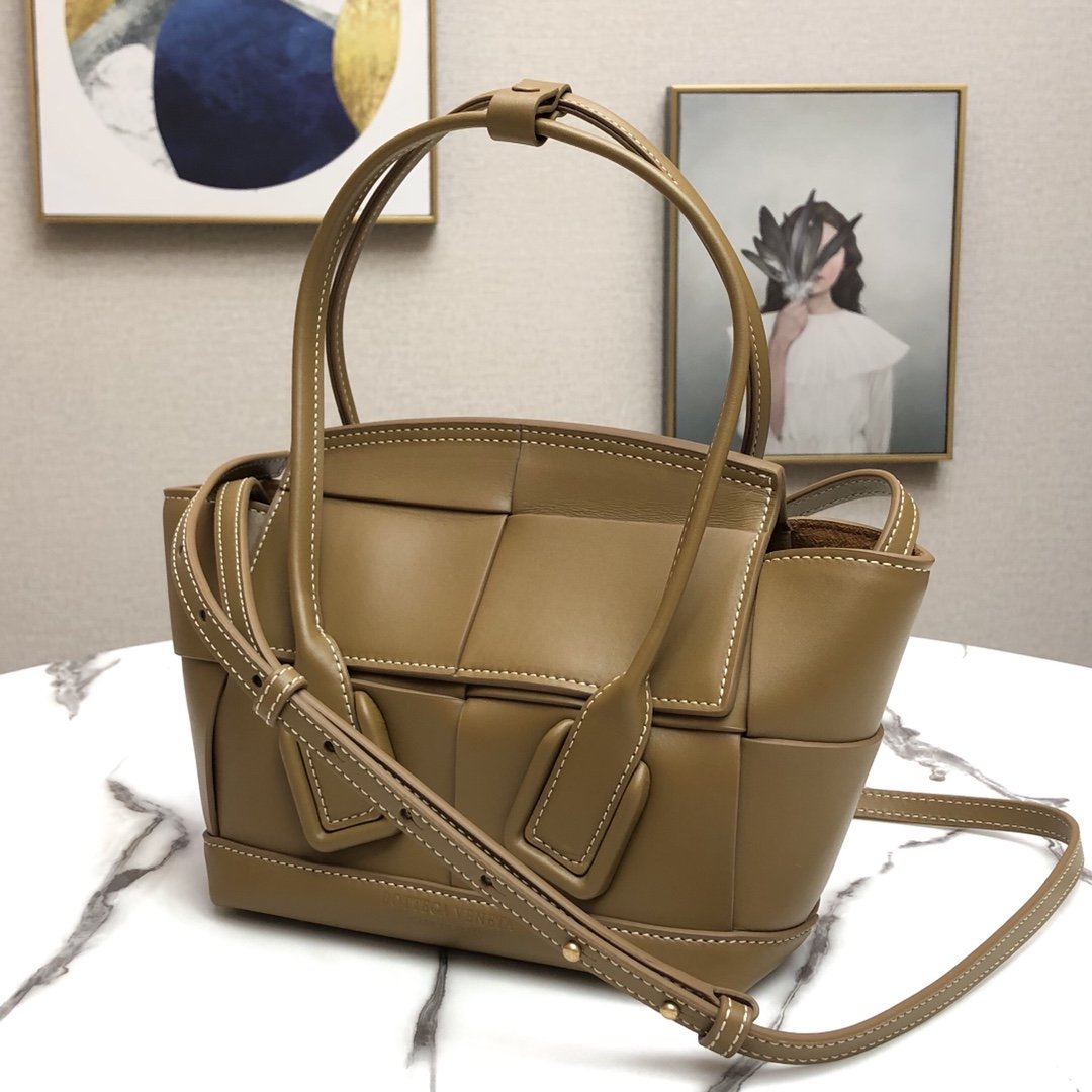 B0tt*ga Ven*ta Arco Bag 001