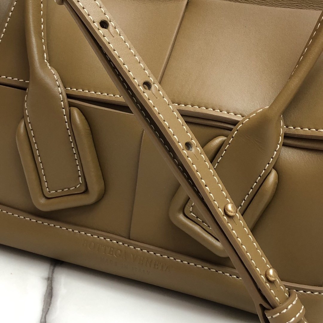 B0tt*ga Ven*ta Arco Bag 001