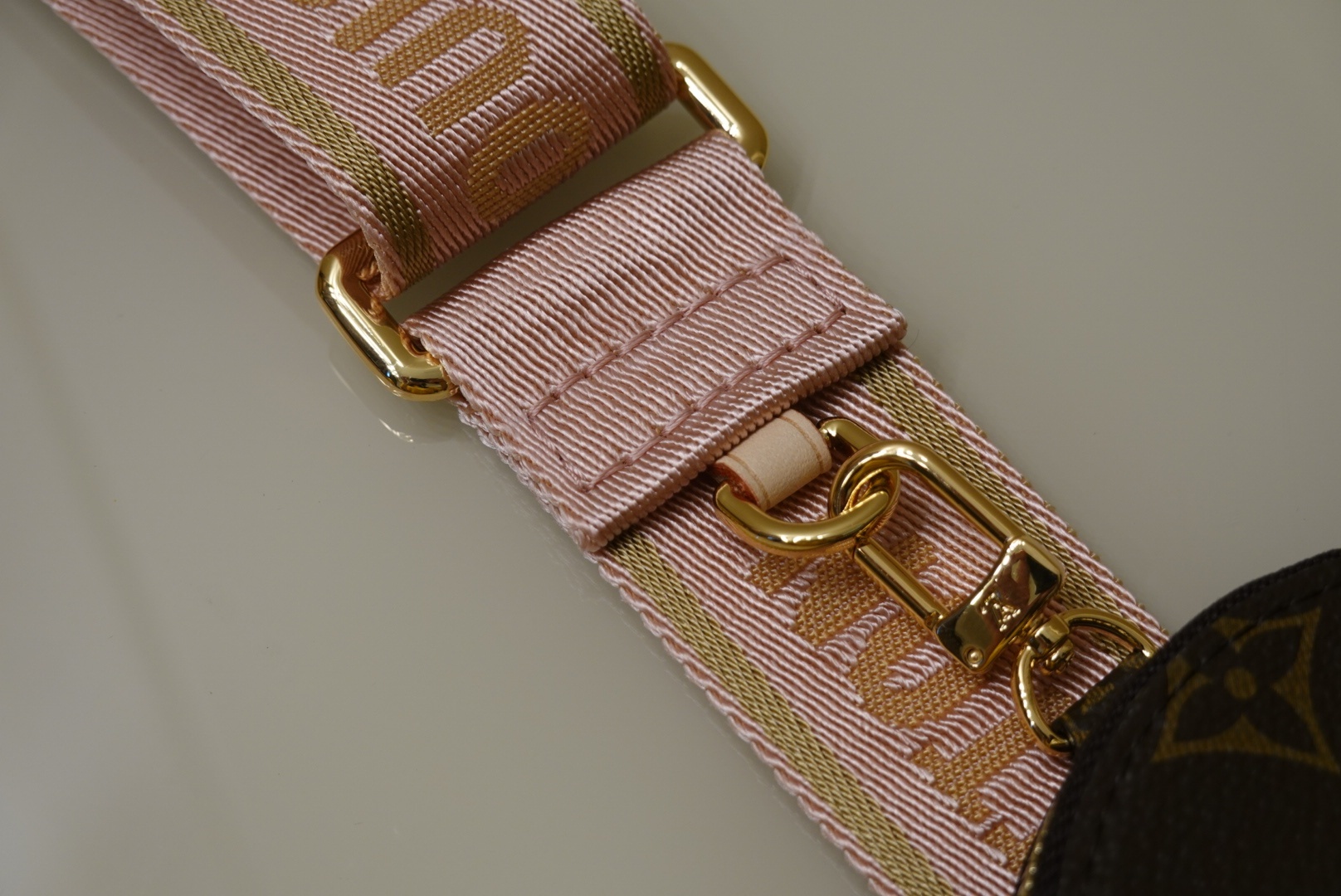 L0vis Vvtt0n Strap