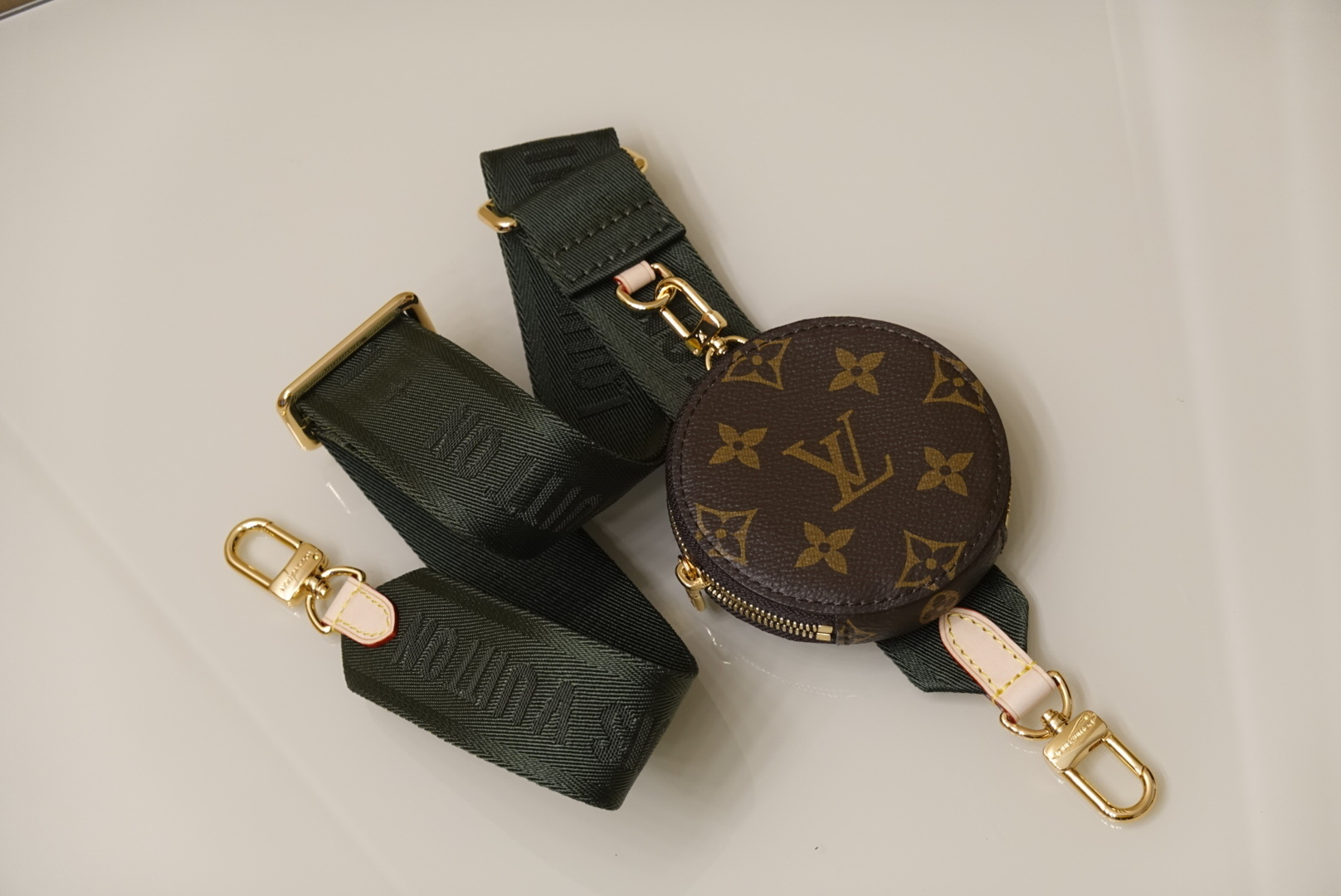 L0vis Vvtt0n Strap