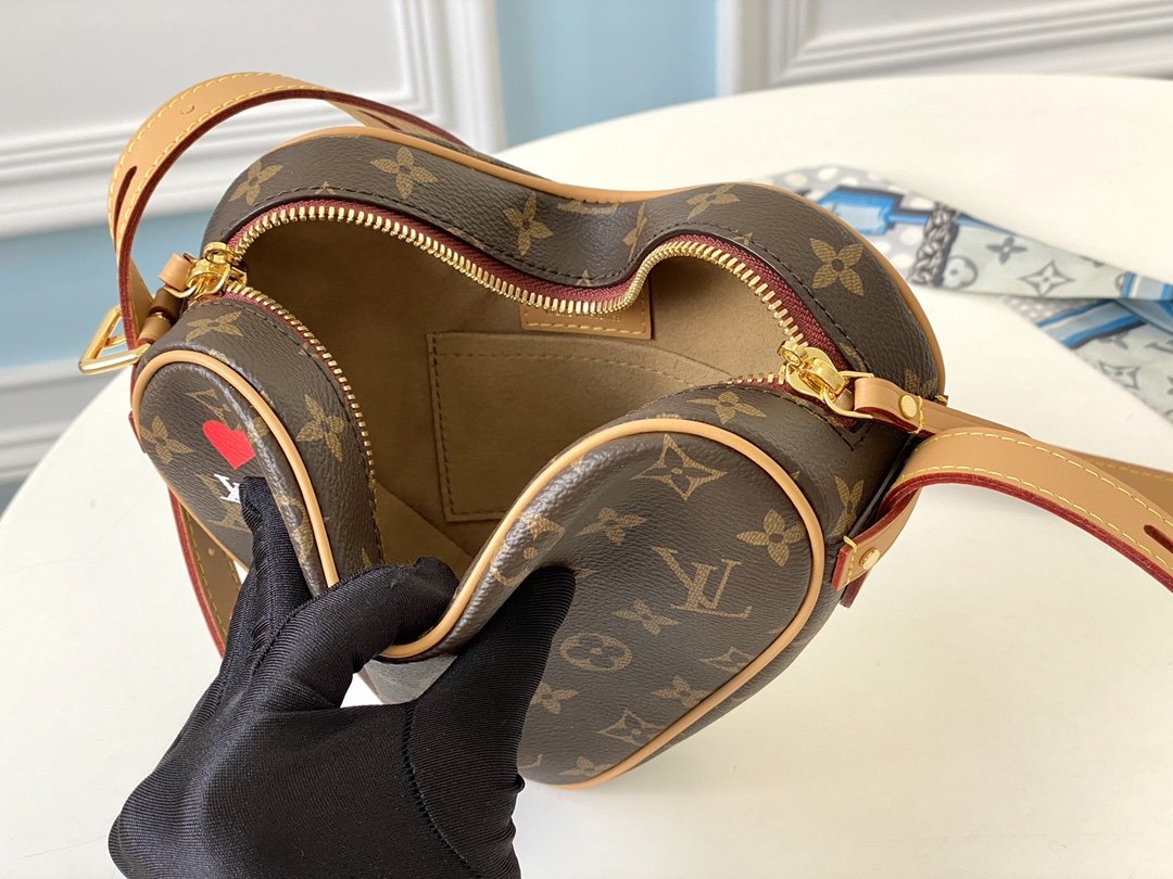 LV M45149 Nicolas Ghesquière Monogram