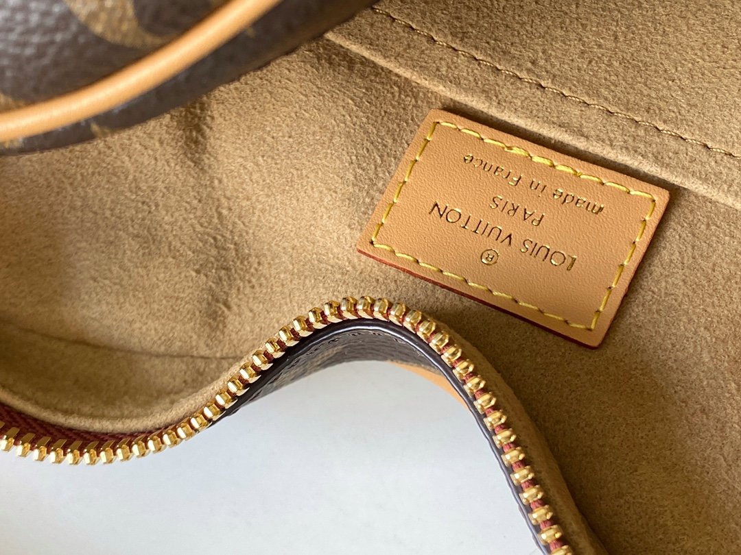LV M45149 Nicolas Ghesquière Monogram