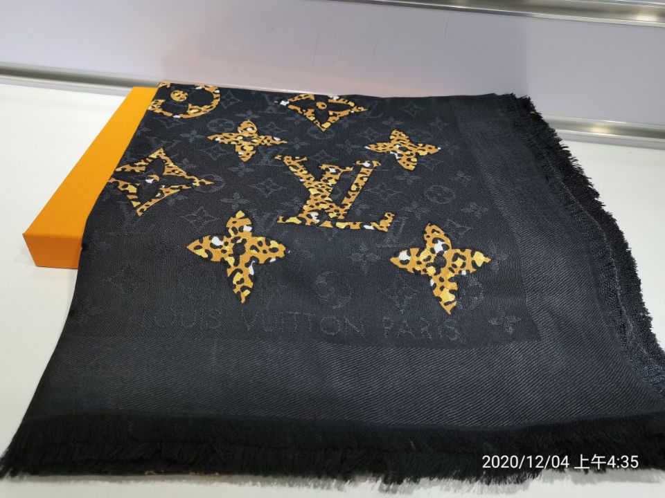L0vis Vvtt0n Scarf
