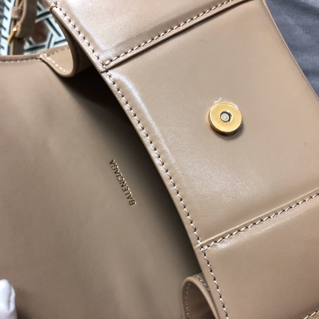 Ba1en*iaga Hourglass Handbag 24cm