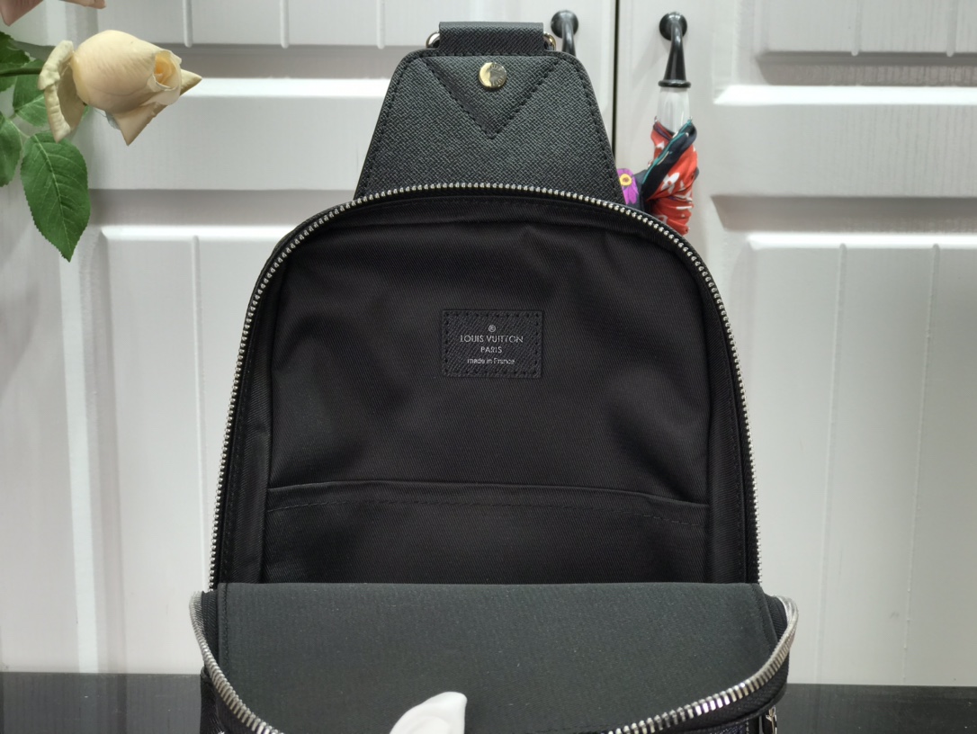 LV AVENUE SLING BAG M40403PS