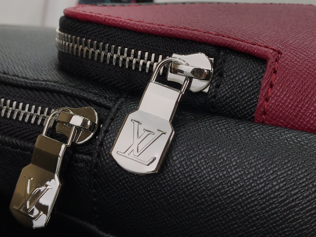 LV AVENUE SLING BAG M40403PS