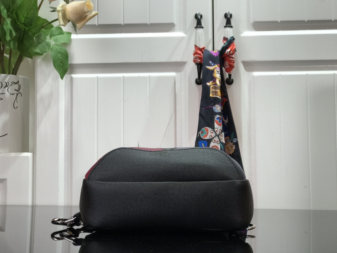 LV AVENUE SLING BAG M40403PS