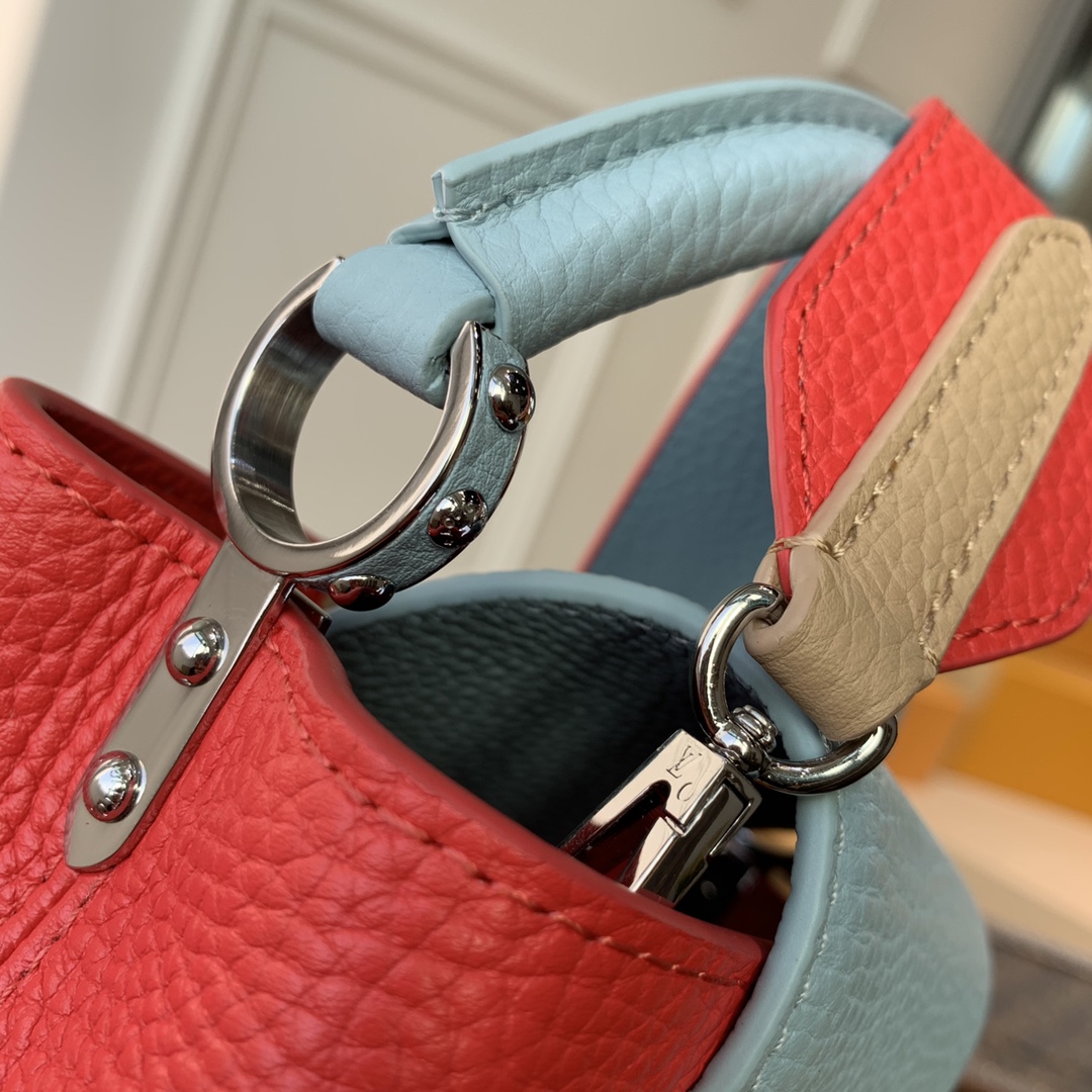 L0vis Vvtt0n Mini Capucines bag 21cm