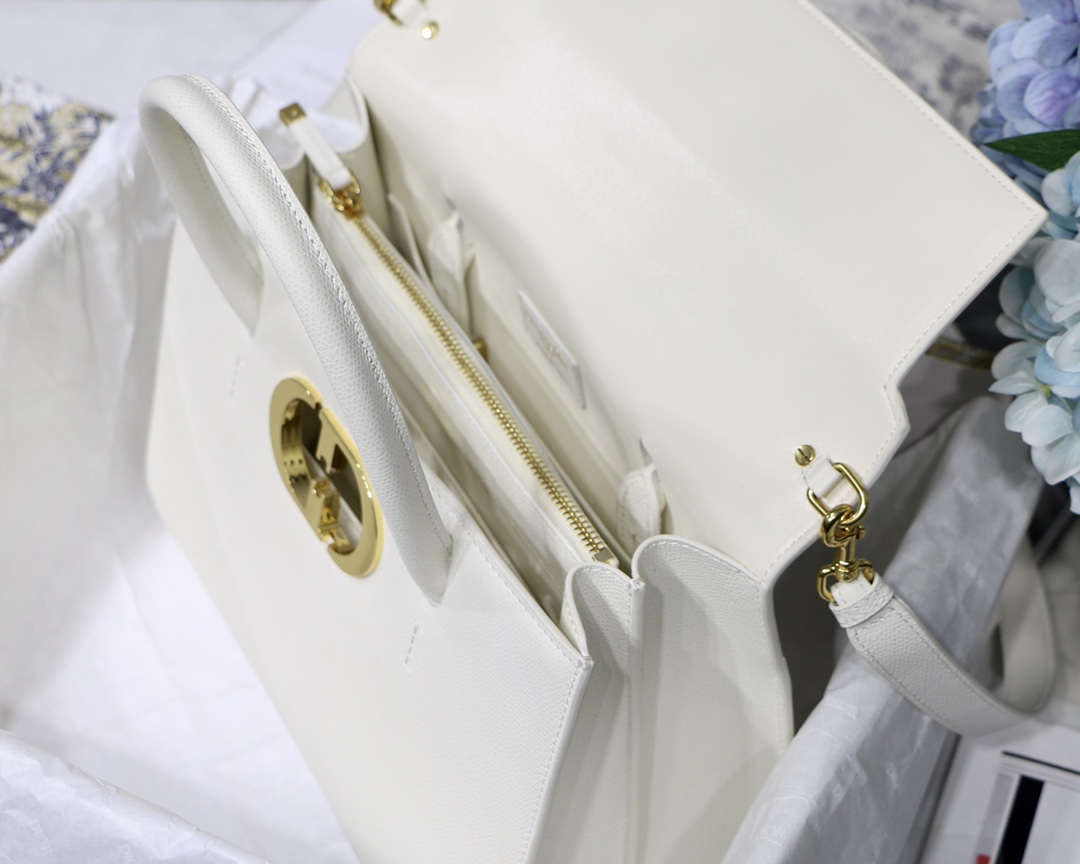 D10r 30 Montaigne Bag 001