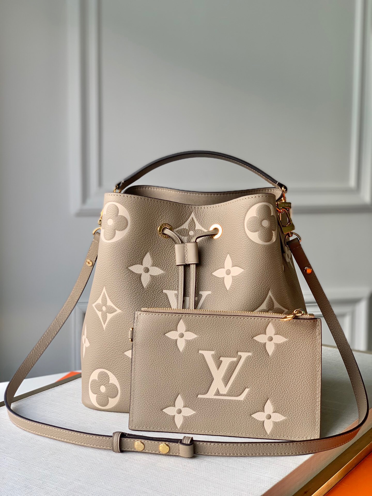 L0vis Vvtt0n NEONOE MM BUCKET BAG
