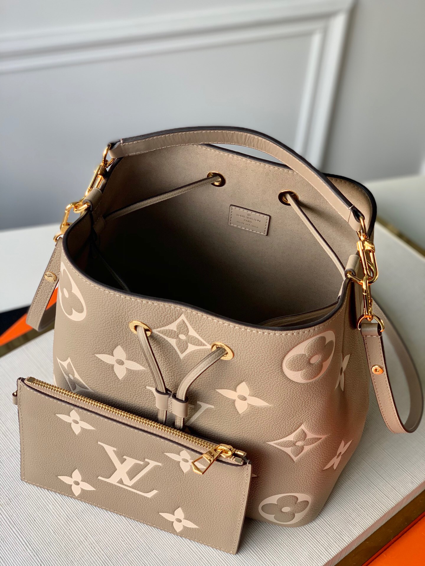 L0vis Vvtt0n NEONOE MM BUCKET BAG