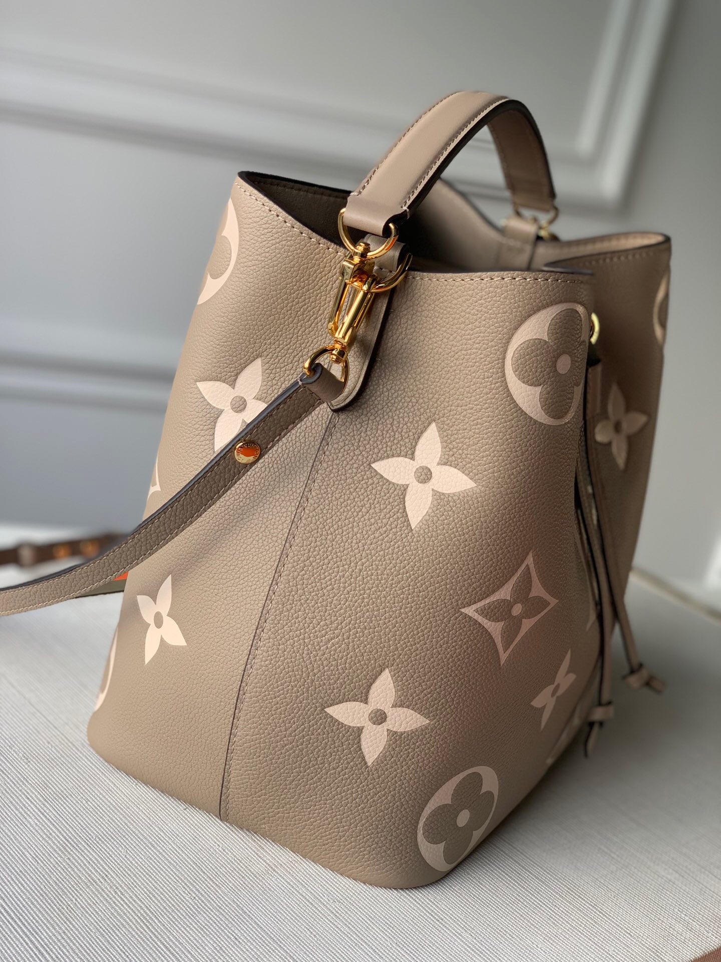 L0vis Vvtt0n NEONOE MM BUCKET BAG