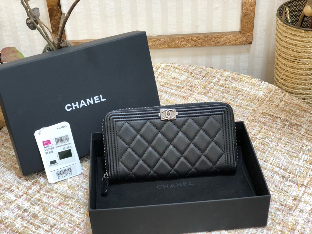 Ch**el boy zippy wallet 01