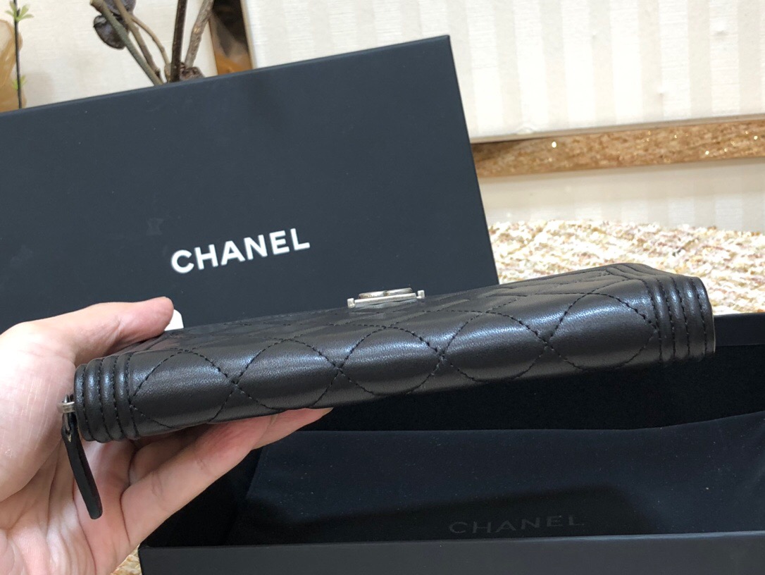 Ch**el boy zippy wallet 01