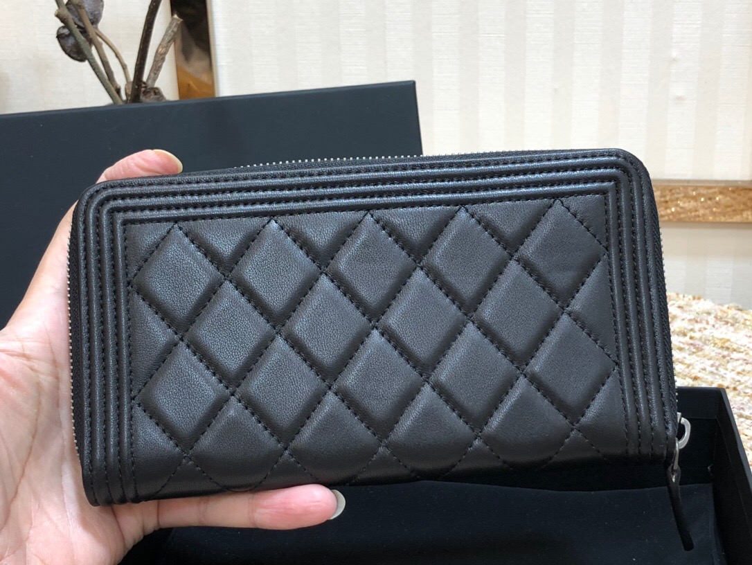 Ch**el boy zippy wallet 01