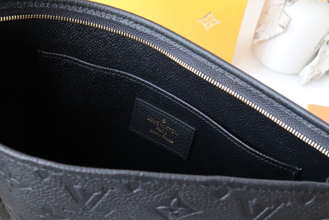 L0vis Vvtt0n Monogram Eclipse Pochette Voyage black