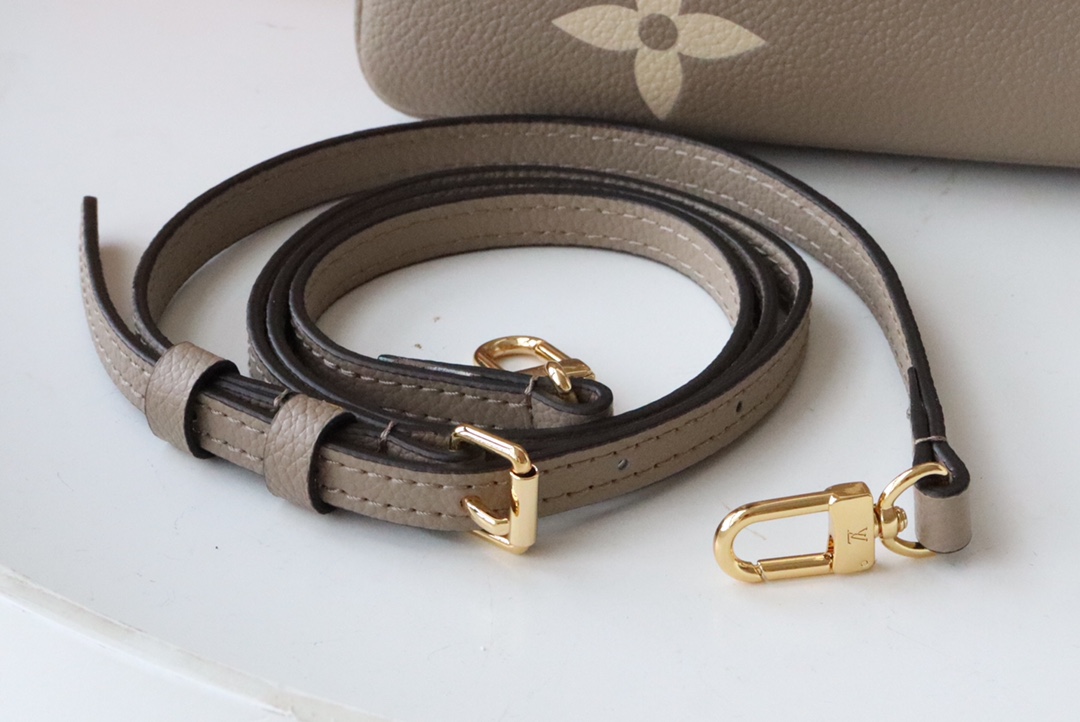 L0vis Vvtt0n Double Zip Pochette Monogram 001
