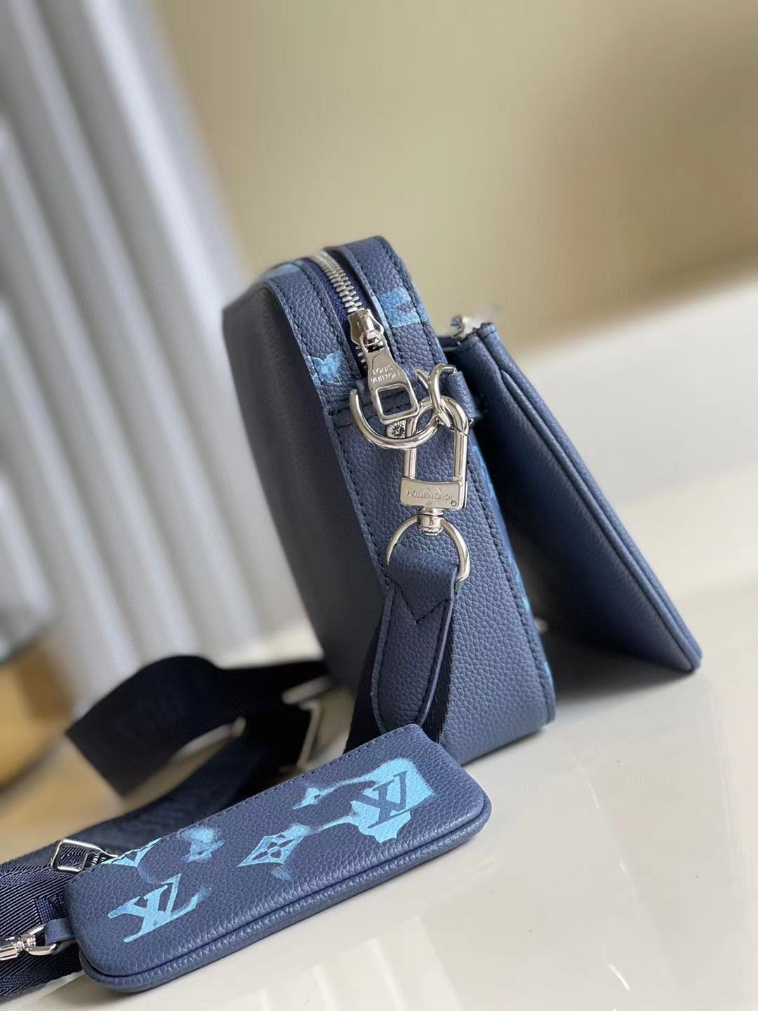 L0vis Vvtt0n Crossbody bag