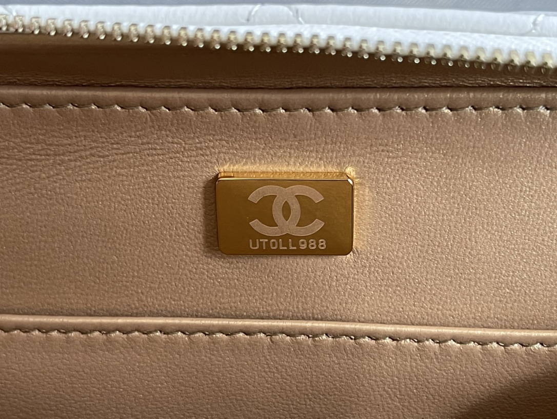 Ch**el Vanity Case Handbag 18cm bestify