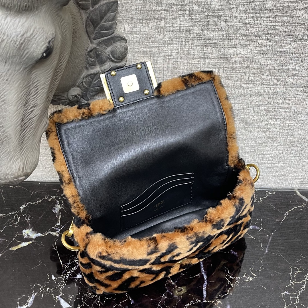 Bagsaaa F**di Baguette Mini Brown sheepskin bag - 13x5x20 cm
