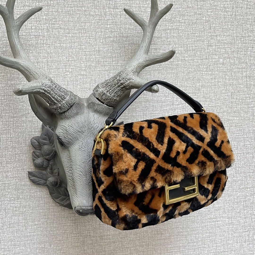 Bagsaaa F**di Baguette Mini Brown sheepskin bag - 13x5x20 cm