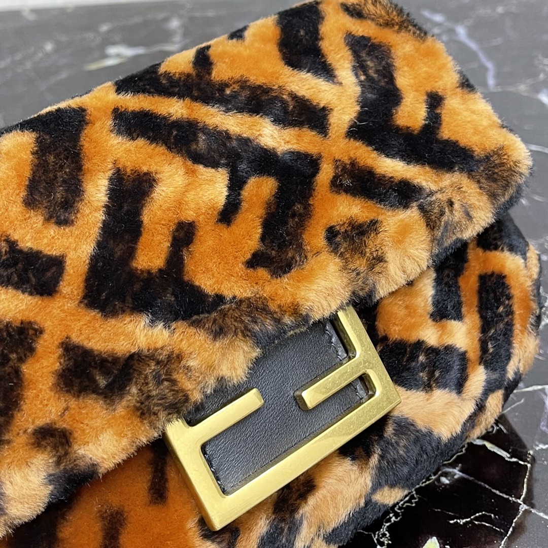 Bagsaaa F**di Baguette Mini Brown sheepskin bag - 13x5x20 cm