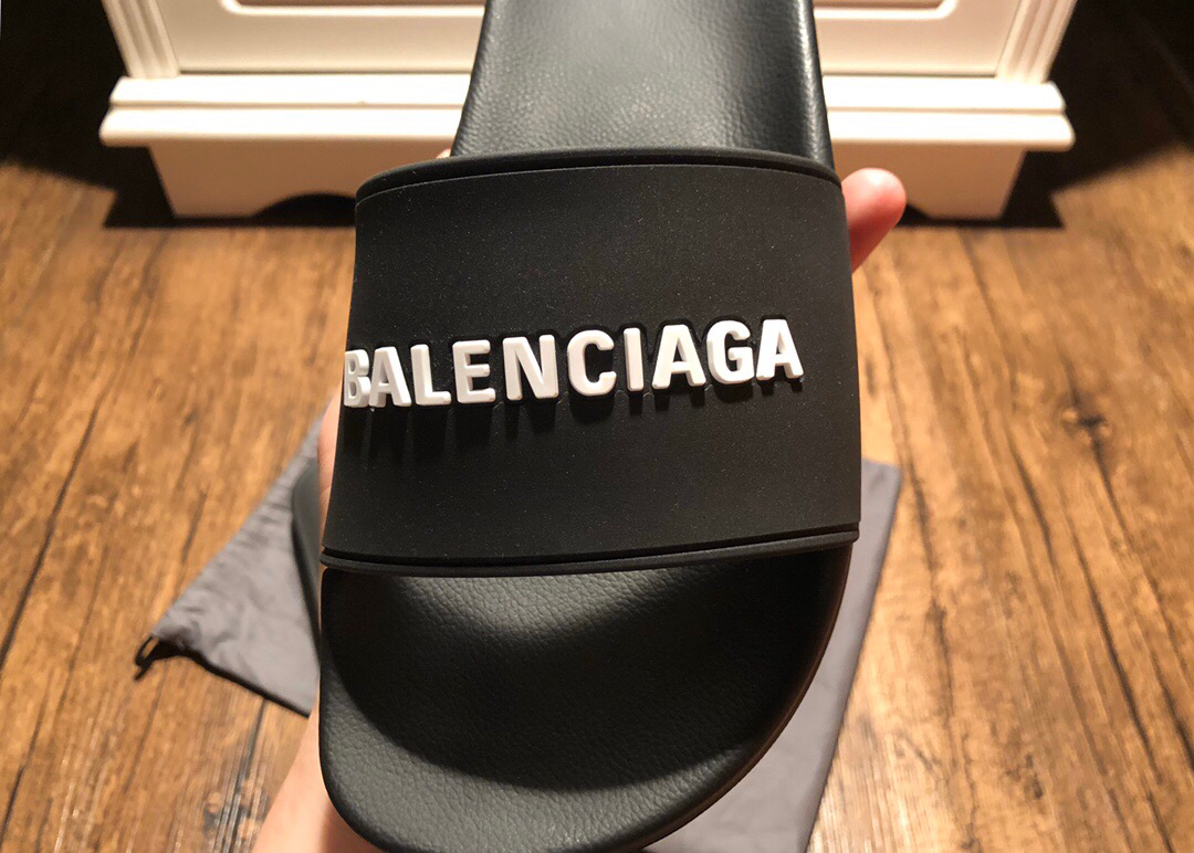 Ba1en*iaga Slippers 001