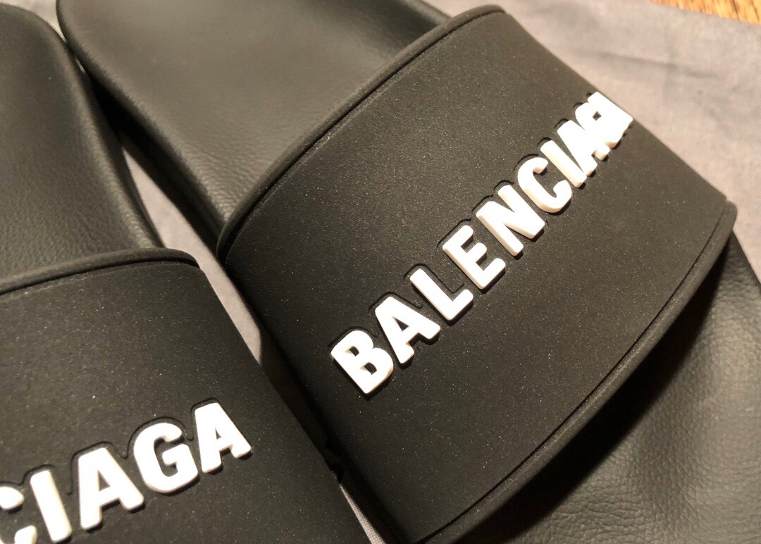 Ba1en*iaga Slippers 001