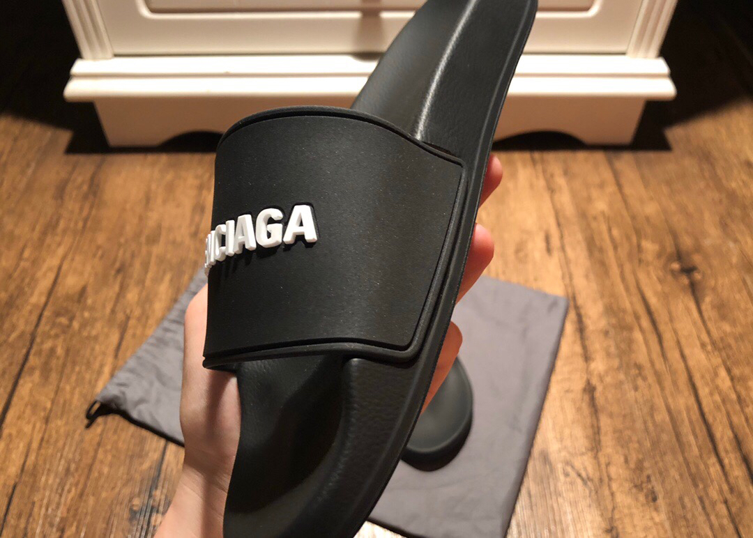 Ba1en*iaga Slippers 001