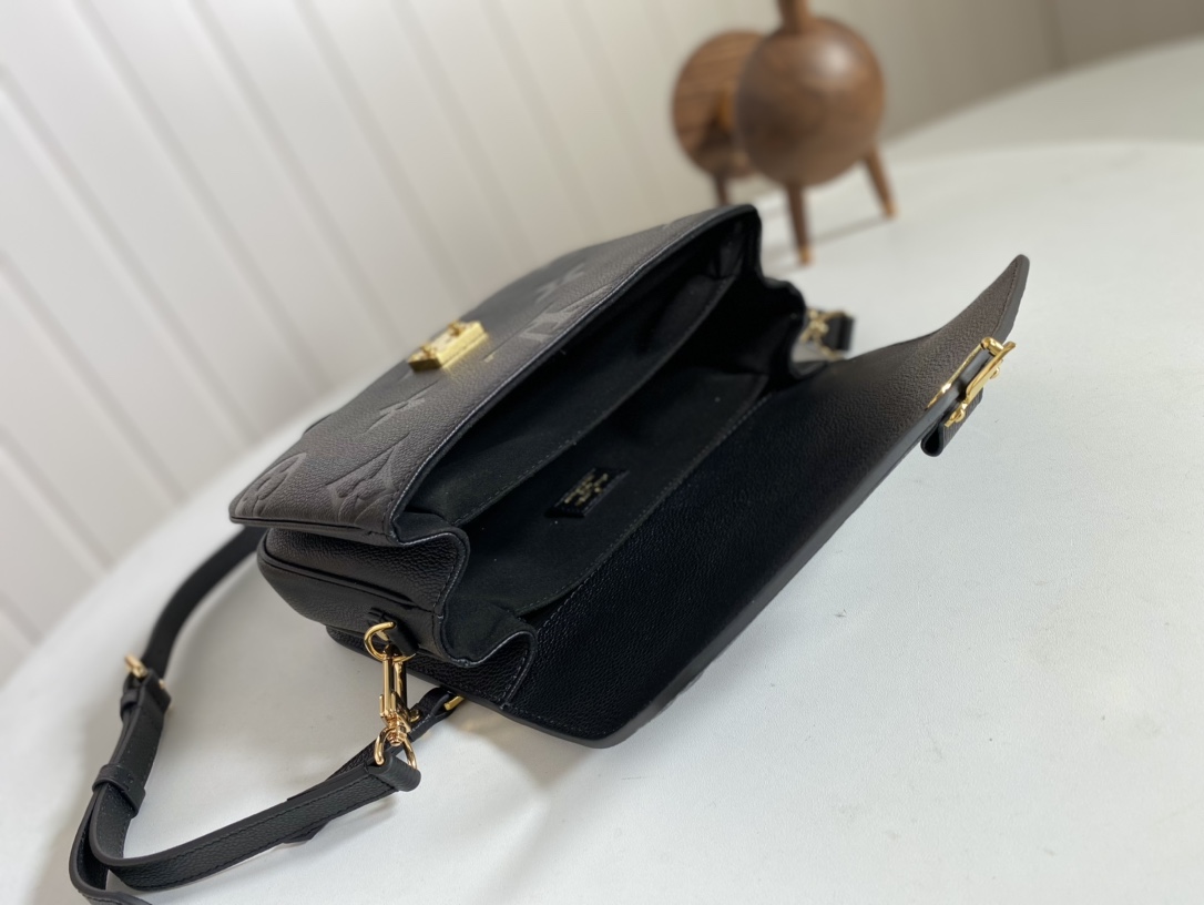 L0vis Vvtt0n Pochette Metis Bag with black
