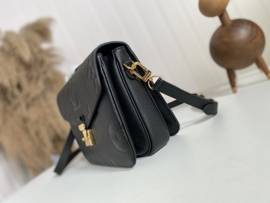 L0vis Vvtt0n Pochette Metis Bag with black