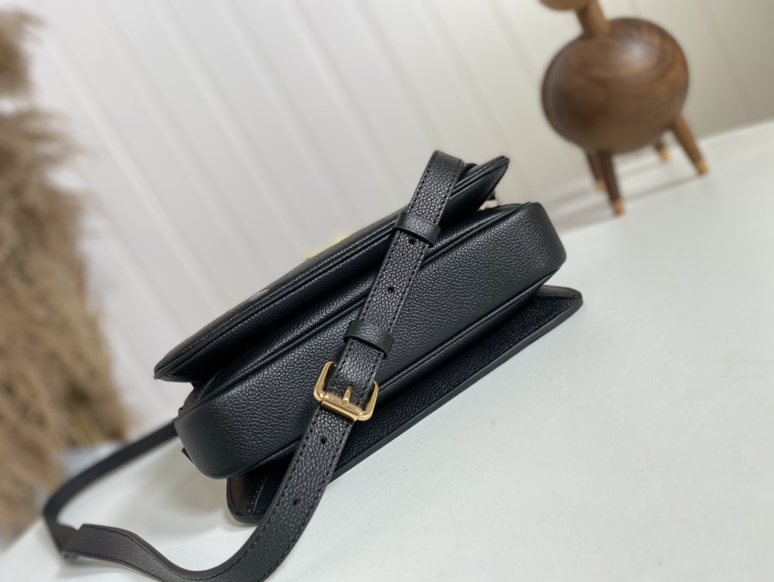 L0vis Vvtt0n Pochette Metis Bag with black