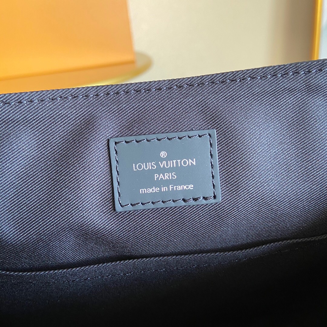 L0vis Vvtt0n M44000 DISTRICT MESSENGER PM