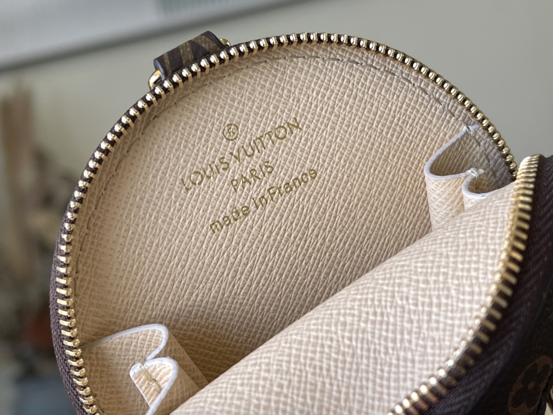 LV Maxi Multi Pochette Accessoires 001