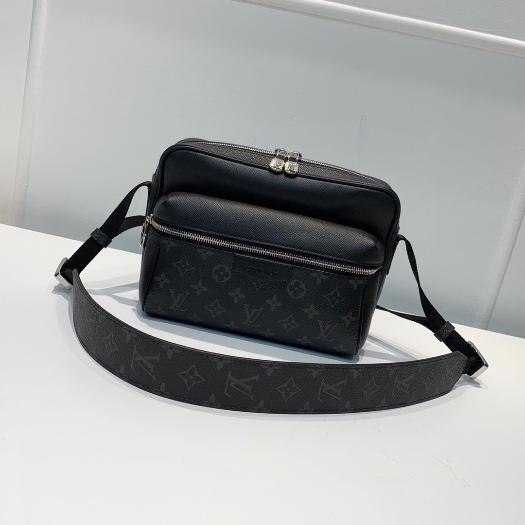 L0vis Vvtt0n OUTDOOR MESSENGER