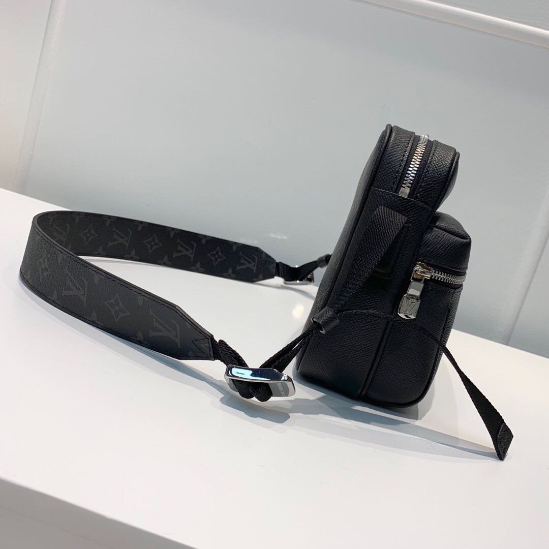 L0vis Vvtt0n OUTDOOR MESSENGER