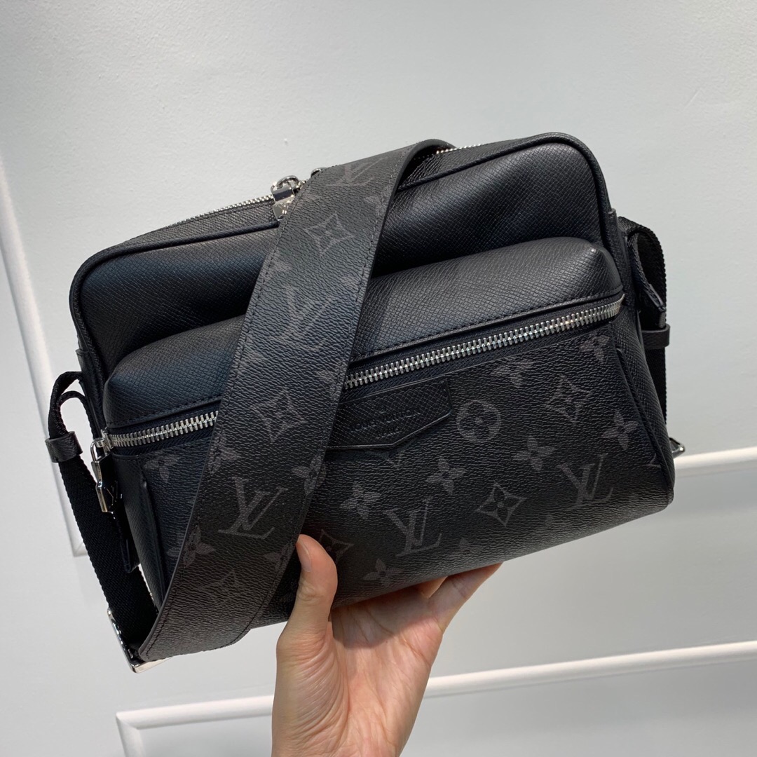 L0vis Vvtt0n OUTDOOR MESSENGER