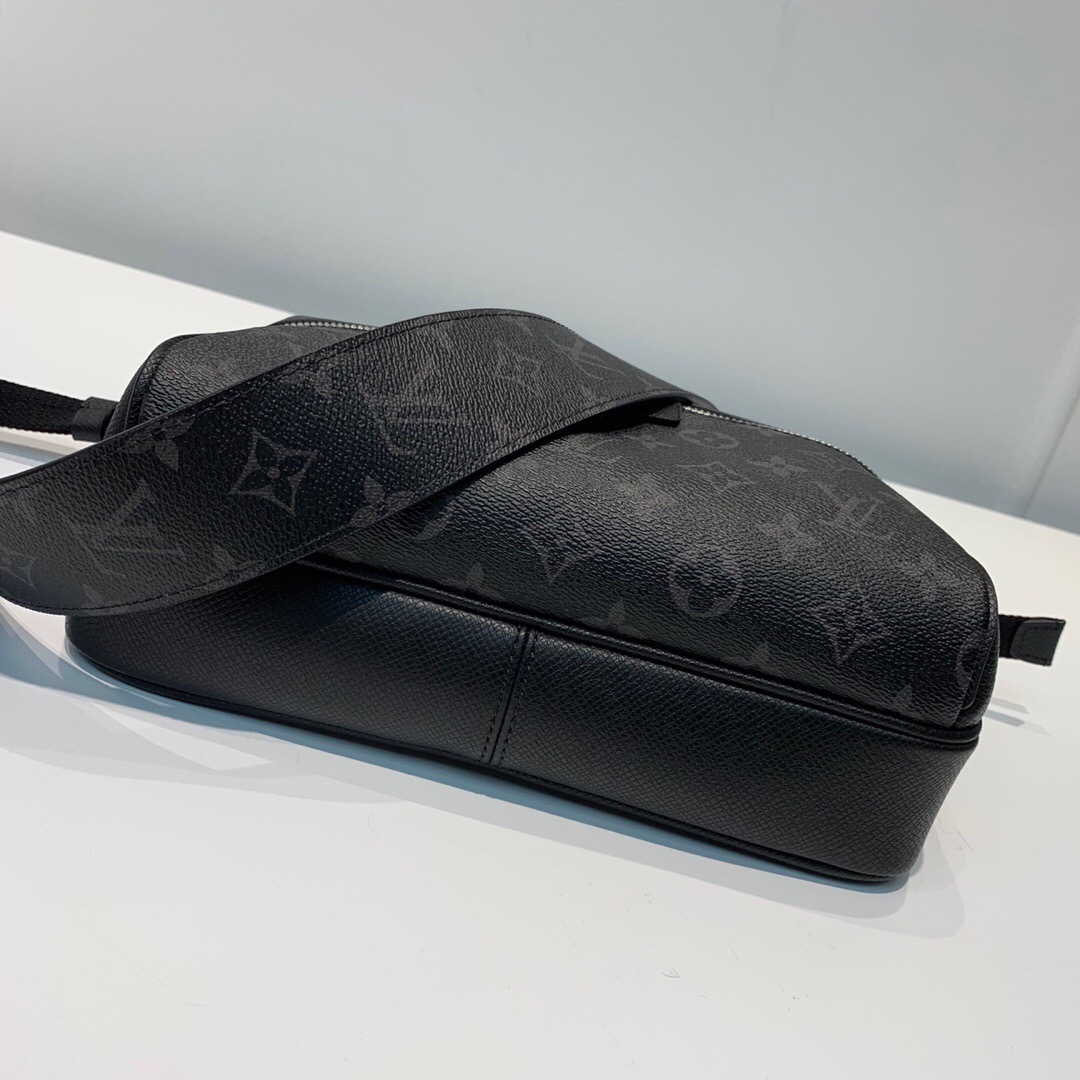 L0vis Vvtt0n OUTDOOR MESSENGER