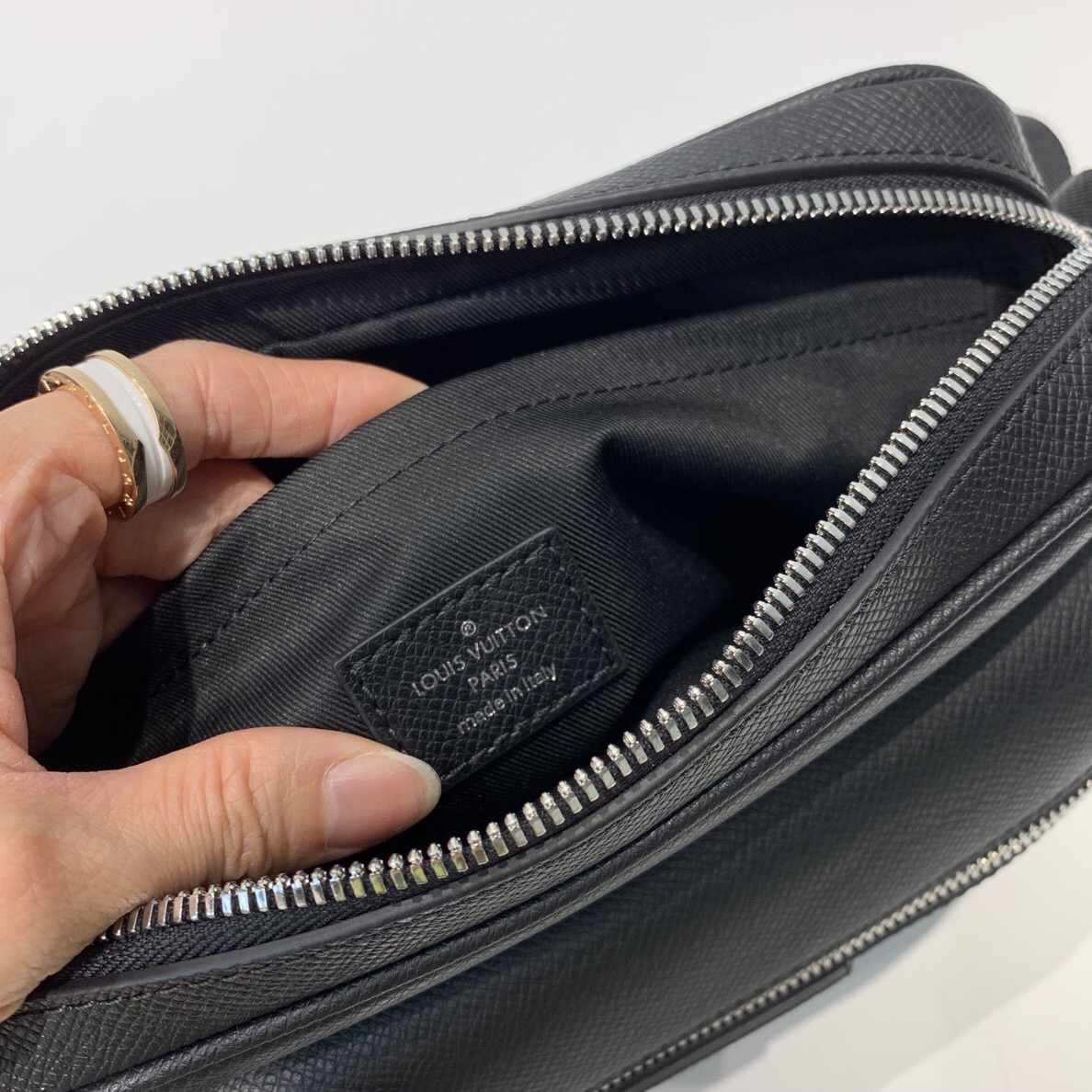 L0vis Vvtt0n OUTDOOR MESSENGER