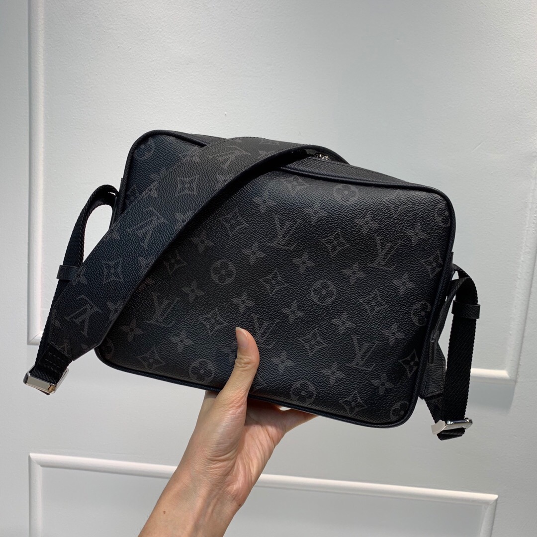 L0vis Vvtt0n OUTDOOR MESSENGER