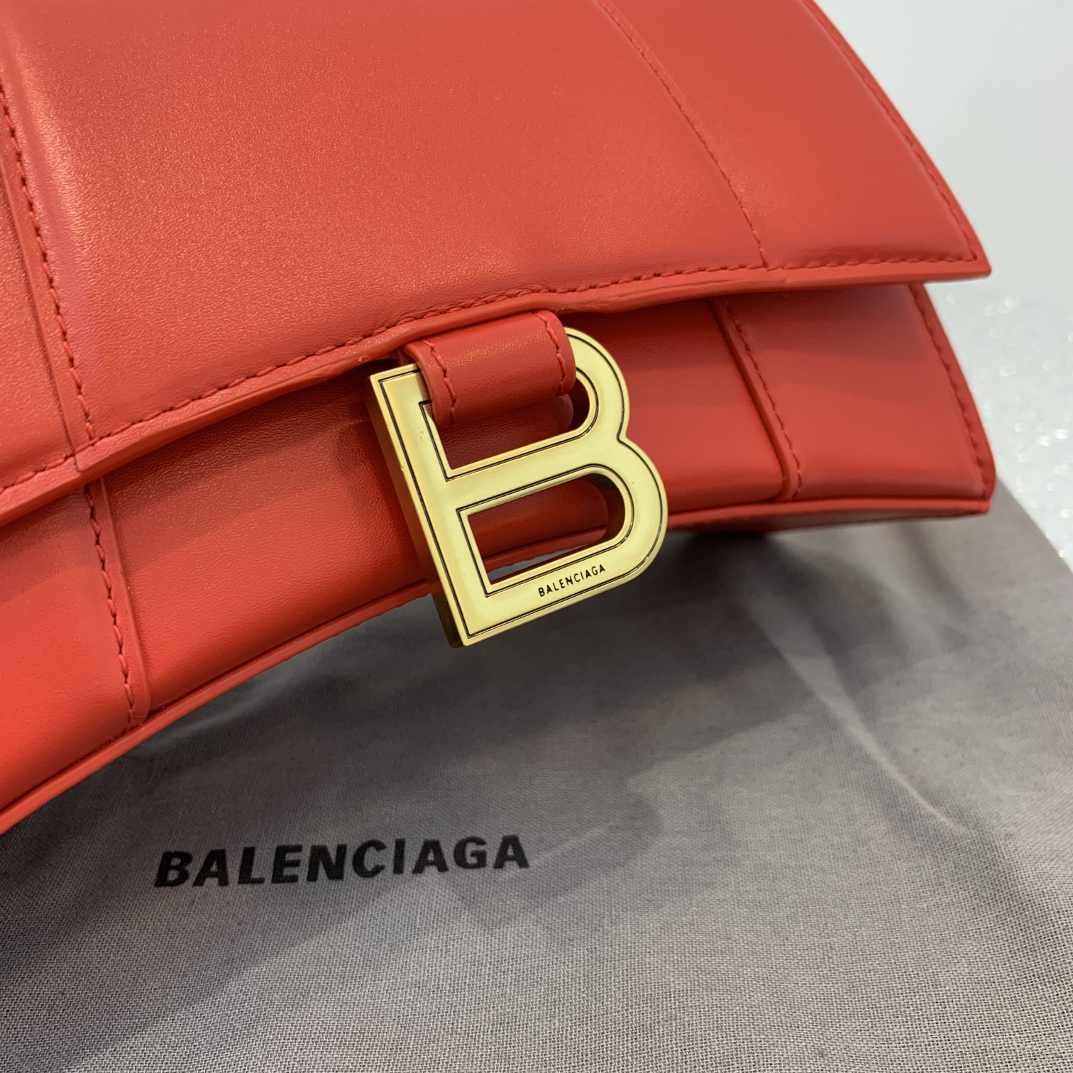 Ba1en*iaga Hourglass handle bag