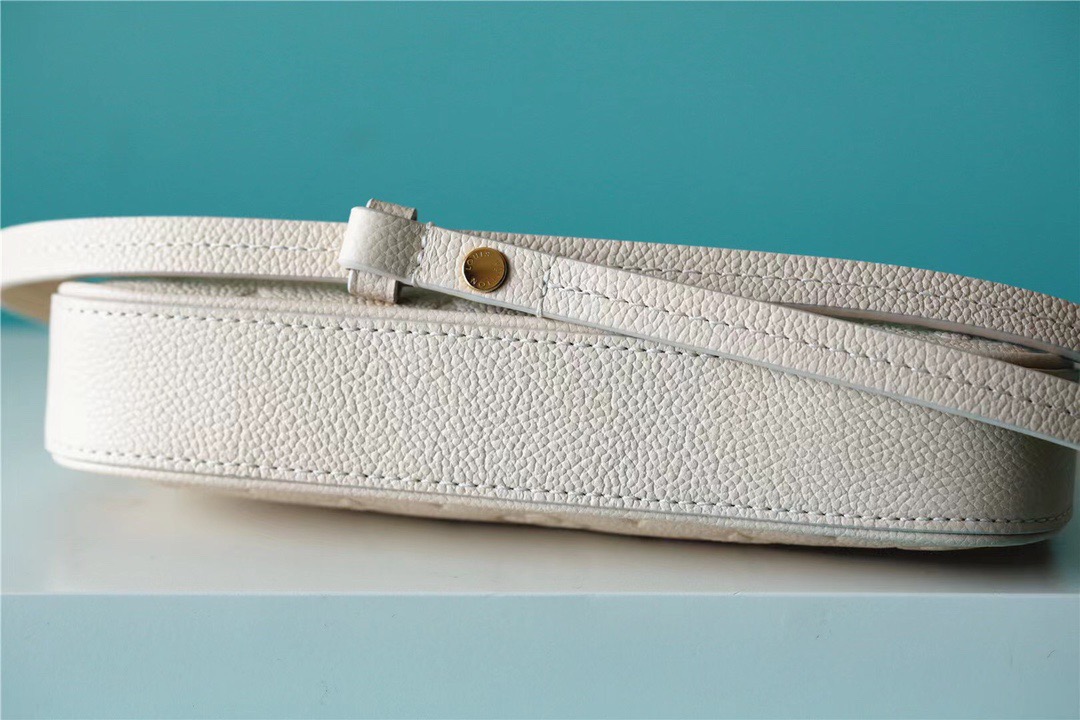 L0vis Vvtt0n Easy Pouch On Strap
