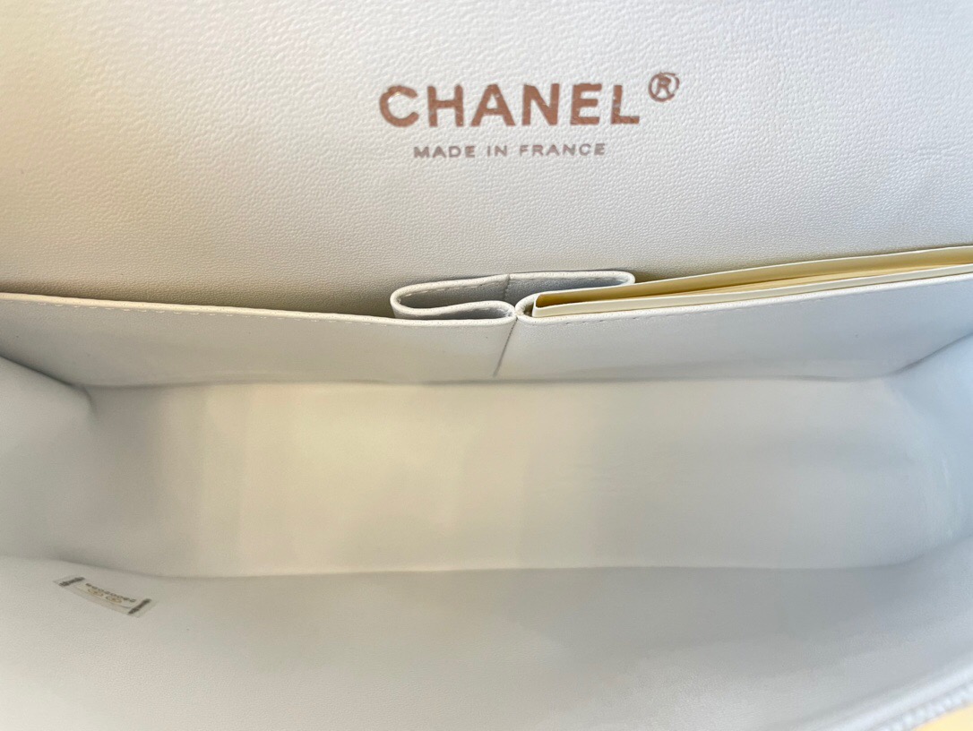 Bagsaaa Ch**el Flap Bag Caviar in White & silver - 25cm