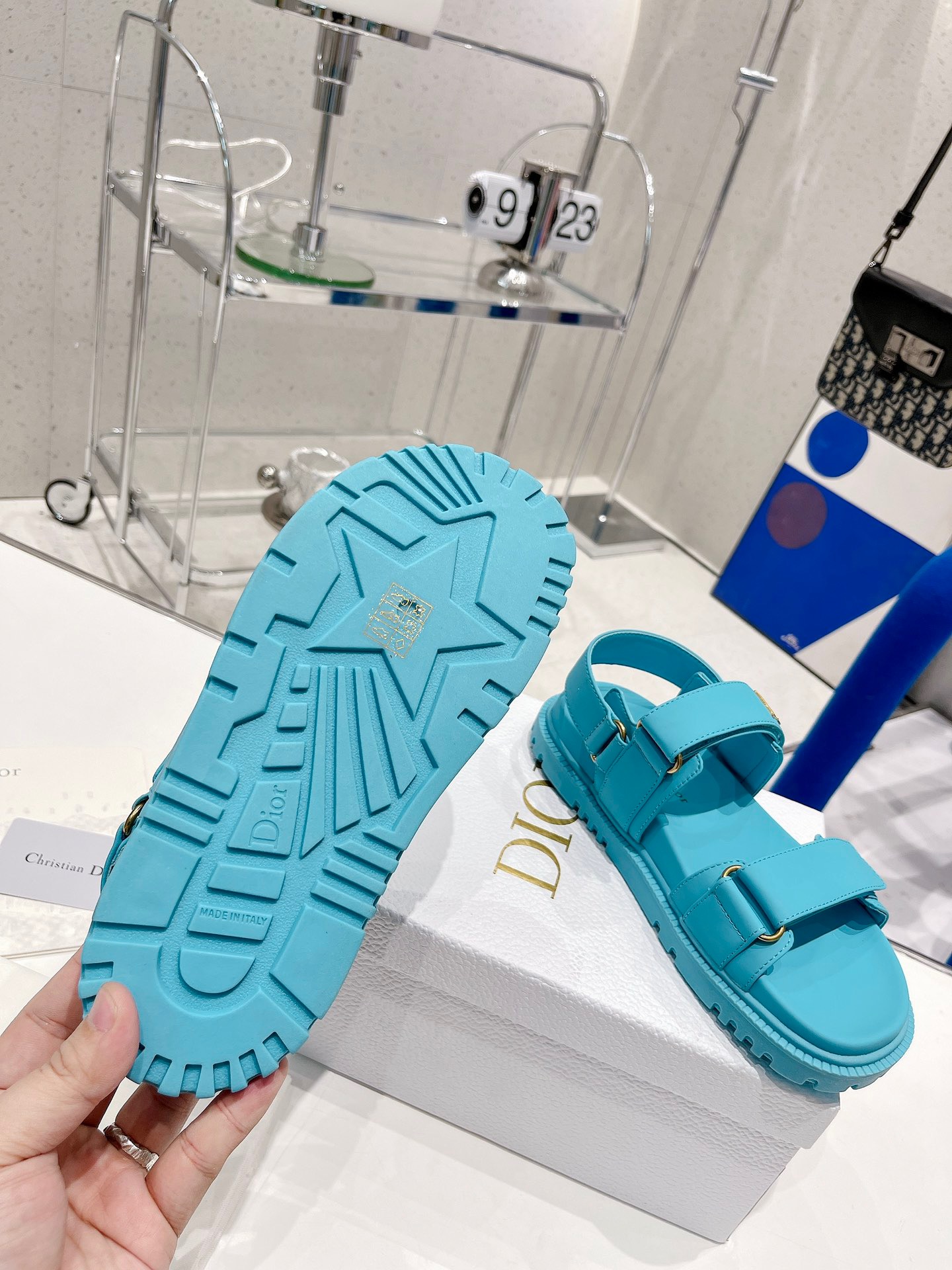 D10r sandals