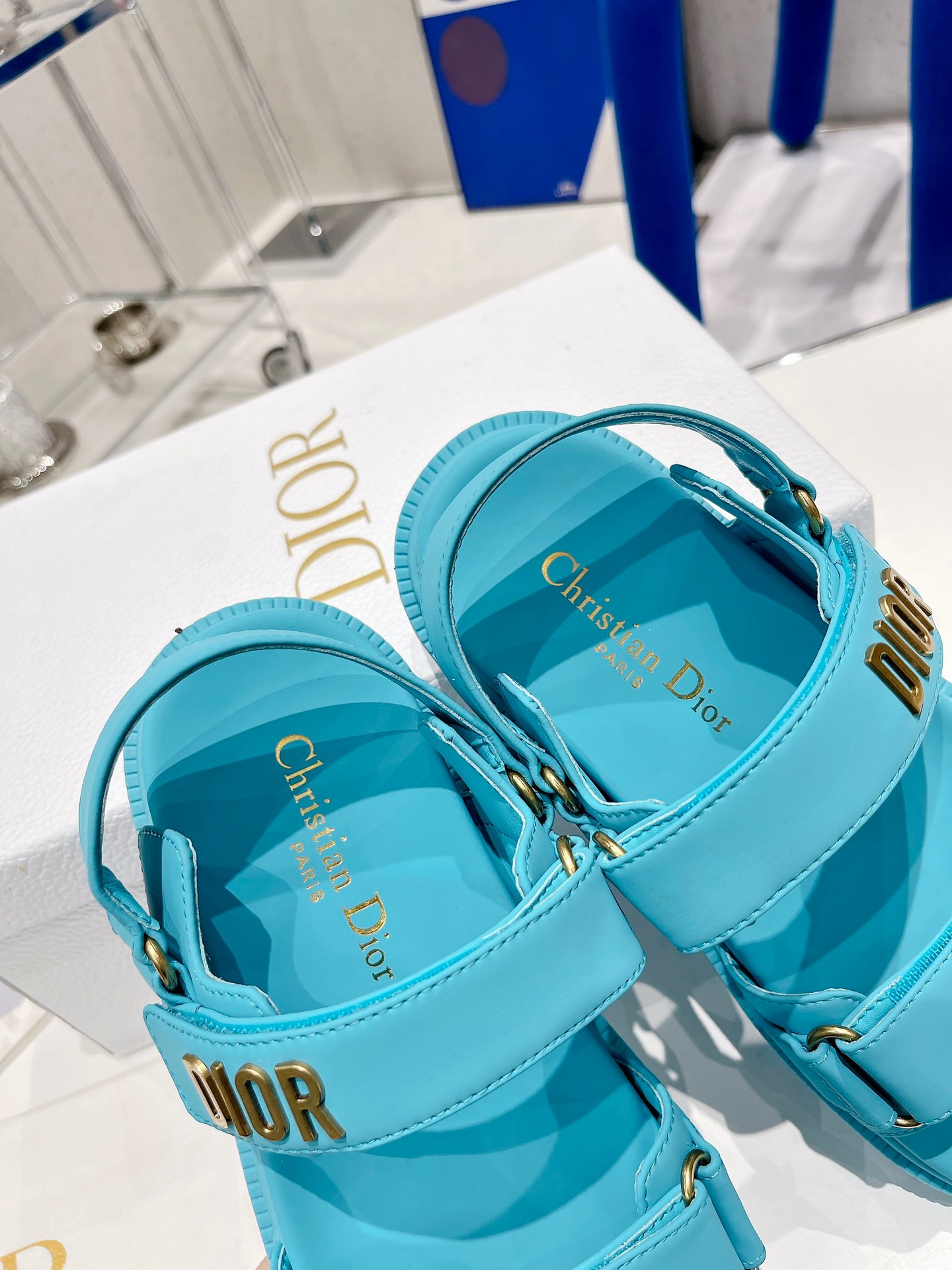 D10r sandals
